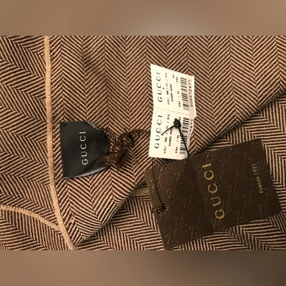 (with flaws) PLEASE SEE PHOTOS FOR FLAWS New Gucci 344993Wool Logo Scarf
